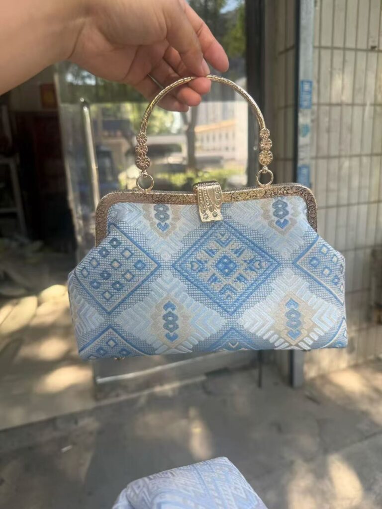 195 Chinese style embroidered shoulder bag elegant handbag retro small square bag